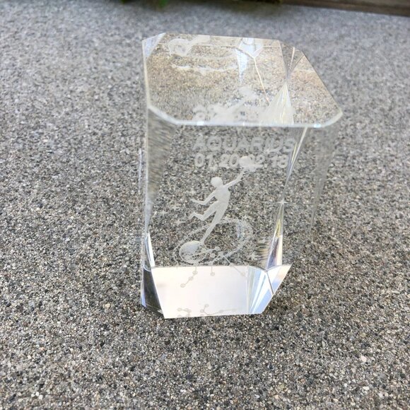 Laser Etched AQUARIUS Zodiac 1.20-2.18 Sign Paperweight Glass Figurine 3" x 2" - Picture 4 of 8